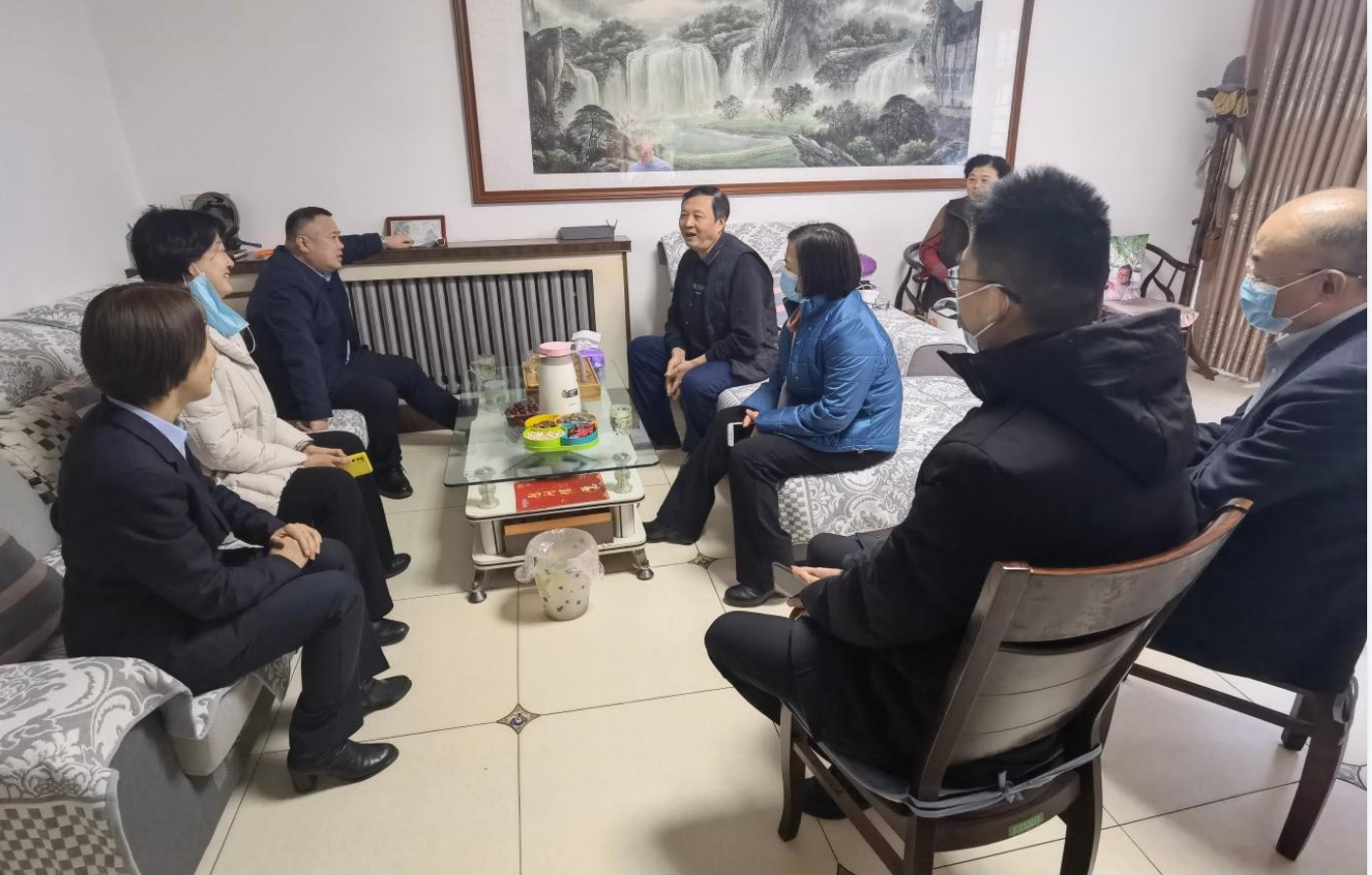 董事長(cháng)一行走訪(fǎng)慰問(wèn)困難家庭和退休老干部